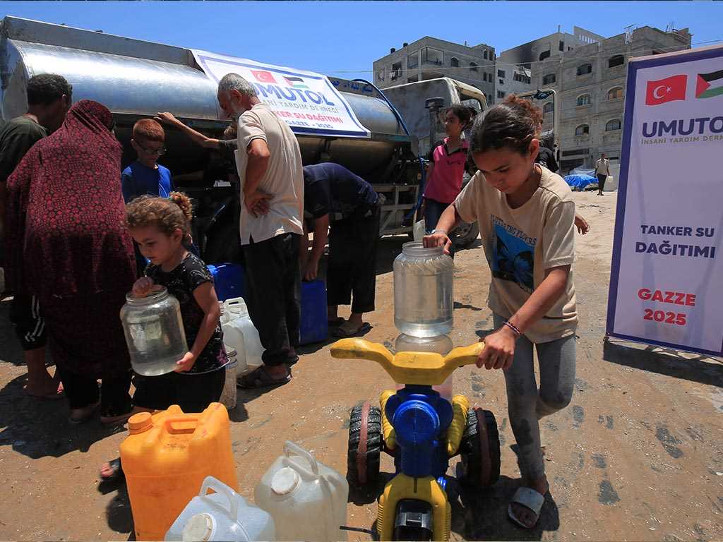 umut-ol-dernegi-gazze-tanker-su-dagitimi-cocuk.jpg